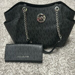 MK bag barley used great condition comes with care cards and a wallet